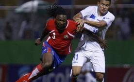 Roy Smith en un partido con la selección tica aparece marcando al delantero hondureño Roger Rojas.