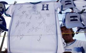 Los vendedores de camisas también han comenzado a realizar su negocio con el duelo entre Honduras y México.