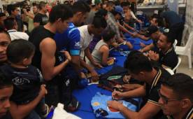 Jugadores del Motagua firmaron autógrafos a muchos aficionados que llegaron a apoyarlos antes de la semifinal.
