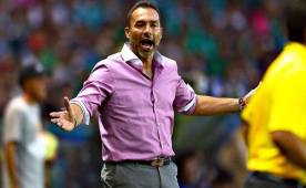 Uruguayan Gustavo Matosas, head coach of Costa Rica's national football team, gestures during a press conference in San Jose, on September 04, 2019. - Matosas announced on Wednesday his decision to leave his post after alleging that he feels unproductive because of the short time he has with the players. (Photo by Ezequiel BECERRA / AFP)