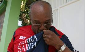 Don Nicolás Suazo besando el escudo del Cagliari, club donde su hijo David brilló.