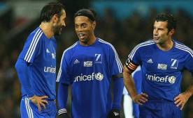 Robert Pirès, Ronaldinho y Luis Figo figuraban entre las estrellas que disputarían un partido de exhibición en Kuwait, pero FIFA lo prohibió. Foto Agencias