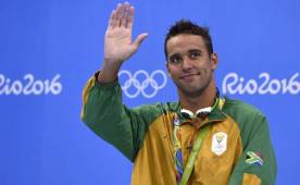 Chad Le Clos le hizo competencia a Michael Phelps en los 200 metros mariposa pero se quedó fuera del podio. Estuvo al borde de las lágrimas al salir de la alberca.