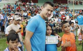 Roger Espinoza impartió clínicas de fútbol en Santa Bárbara. Foto Delmer Martínez.