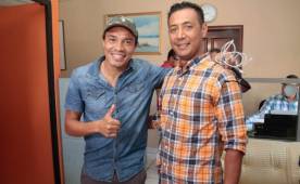 'Rambo' de León y el colegiado Oscar Velásquez acabaron con dándose la mano. (Fotos: DIEZ)