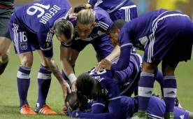 Frank Acheampong celebra con sus compañeros el triunfo del Anderlecht 2-0 ante Mónaco que los vuelve a la vida y los pone a las puertas de la clasificación. Foto AFP