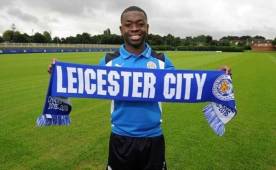 El francés Mendy posando con la bufanda del Leicester City.