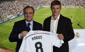 Tony Kroos junto a Florentino Pérez posando con la número ocho que llevará en el Real Madrid. Foto AFP