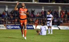 Así dejó Eddie Hernández a la defensa del Altamira en el primer gol.