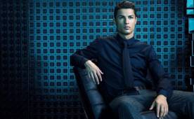Cristiano debutó en el mundo de la moda con su calzoncillos CR7, luego dio a conocer sus camisas y zapatos, ahora está a las puertas lanzar al mercado una loción. Foto Agencias