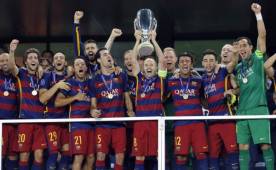 Los jugadores del Barcelona celebraron a lo grande el título de la Supercopa.