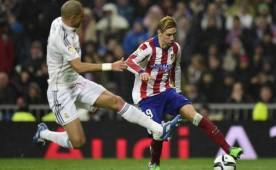 Pepe marca a Fernando Torres durante el partido entre Real Madrid y Atlético por la Copa del Rey.