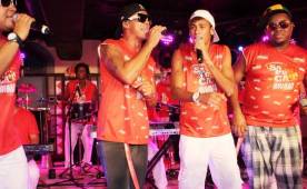 Neymar, en foto de arhivo, en una de sus facetas como cantante junto a Dani Alves.