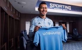 Roger el 'Chino' Espinoza posa feliz, ayudará a niños y vendrá a Honduras en diciembre.