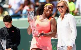 Serena Williams muy sonriente junto a la ex campeona Martina Navratilova en el abierto de Miami.