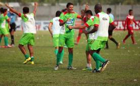 Los jugadores verdolagas corrieron a celebrar en el césped del estadio Francisco Martínez de Tocoa. Foto Javier Rosales