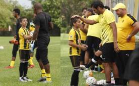 El pequeño César Fuentes se mostró muy feliz de conocer a Luis 'Buba' López con quien compartió y se tomó fotografías. Foto Delmer Martínez