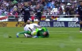 Momento en que Keylor Navas salió con los pies hacia el frente e impacto con la rodilla de Adrián.