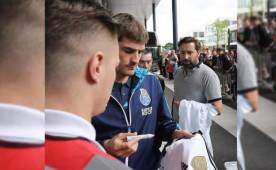 Momento en el que Iker Casillas firma la camiseta del Real Madrid.