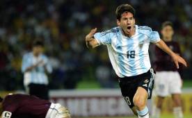 Lionel Messi celebrando un gol con la selección de Argentina en sus comienzos.