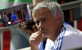 Mourinho no se saludó con Wenger tras perder la Community Shield y luego terminó tirando la medalla de subcampeón a las gradas. Foto AFP