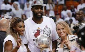 Greg Oden posó con el trofeo de ganador con las tenistas Serena Williams (izquierda) y Caroline Wozniacki.