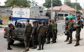 La policía está reguardando las afueras del estadio Yankel Rosenthal y evitar así cualquier disturbios.