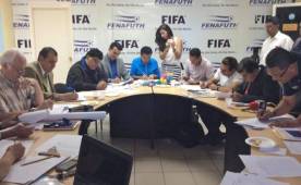 Orlando Ponce, César Quintanilla, Patrocinio Sierra entre otros, a la hora de armar los juegos de la primera ronda de la Copa Presidente. (FOTO: Dirección Deportes)