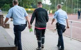 El periódico alemán Express confirmó que el portero fue arrestado tras el partido.