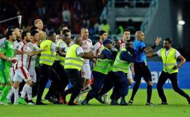 Todos los jugadores de Túnez se le fueron encima al árbitro al final del partido.