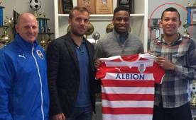 Ricky Mckenzie siendo presentado por su nuevo equipo. (FOTO: Cortesía: Facebook)