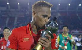 Georgie Welcome ya se ganó el cariño de la afición del Bec Tero Sasana, este domingo marcó y levantó el título de Campeón de Copa. Foto @BecTeroSasanaFC