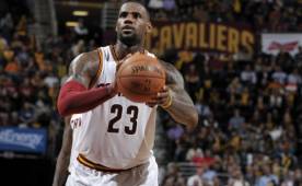 James busca esta temporada llevar a los Cavaliers a su segunda final consecutiva en la NBA.