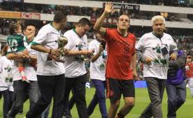La federación mexicana le preparó un bonito homenaje al delantero Cuauhtémoc Blanco en el Azteca. Foto EFE