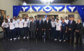 La Selección de Honduras Sub-20 posó con federativos y el Presidente Juan Orlando Hernández. (Fotos: Juan Salgado)