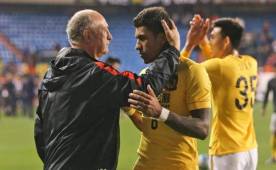 Scolari dándole ánimos al brasileño Paulinho tras ser eliminados.