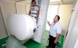 El doctor Oscar Benítez habla aquí con el jugador de Mario Berríos, quien ya pasó por el resonador.