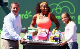 Serena Williams con el pastel que le obsequiaron para festejar su triunfo 700. (AFP)