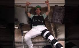 Esta foto de Messi, recostado en un sofá, con las muletas al lado, dejó en redes sociales un enigmático mensaje. Foto Instagram