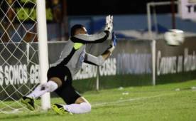 Momento que Rafael Zúniga le tapa el disparo a Tejeda.