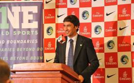 Raúl González Blanco cuando era presentado por el Cosmos de Nueva York.