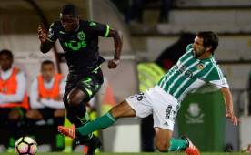 Sporting's Costa Rican forward Joel Campbell (L) vies with Rio Ave's defender Pedrinho during the Portuguese league football match Rio Ave FC vs Sporting CP at the Dos Arcos stadium in Vila do Conde on September 18, 2016. / AFP / MIGUEL RIOPA (Photo credit should read MIGUEL RIOPA/AFP/Getty Images)