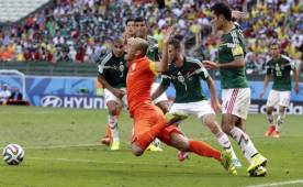 Esta acción de Arjen Robben provocó EL penal con el que Holanda eliminó a México del Mundial de Brasil. Foto AFP