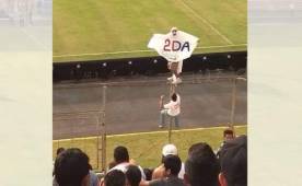 Este aficionado del Olimpia se robó el show y causó burlas contra Real España por el atuendo con el que llegó al Nacional.