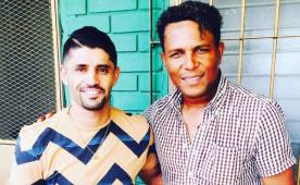 El delantero brasileño Israel Silva junto al entrenador de Marathón Carlos Pavón en la sede del cuadro Esmeralda en San Pedro Sula. Foto cortesía Israel Silva