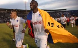 El colombiano Javier Estupiñán sacó la bandera de su país para festejar en el estadio Nacional el título 29 del Olimpia, su primero en Honduras. Foto Ronald Aceituno