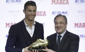 Cristiano Ronaldo recibiendo uno de los tres galardones anteriores que lo proclamaron como el goleador de Europa.
