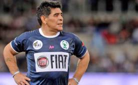 El ex crack argentino, Diego Armando Maradona jugando otro partido benéfico.