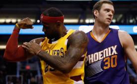 En el juego ante Phoenix, Lebron James consiguió los puntos que necesitaba para batir la marca de Alex English. Foto AFP