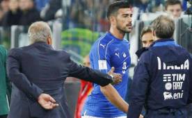 Momento en que el futbolista Graziano Pellè no le dio la mano al entrenador Giampiero Ventura.